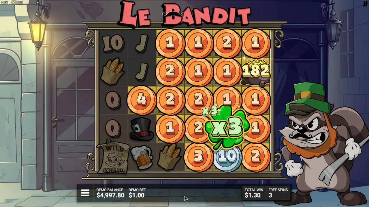 Le Bandit Luck of the Bandit free spin at night: coins on most of the grid, a Pot of Gold at 182, an x3 clover and a 10x Silver Coin